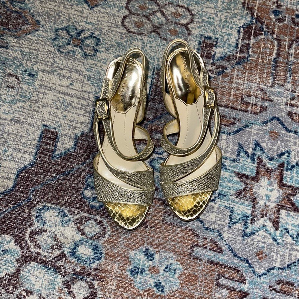 NWOT! Mars Fisher size 8.5 Gold Heels